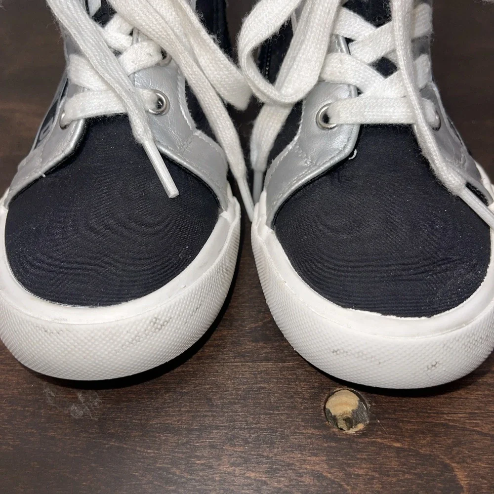 DKNY Hannah Vertical High Top Sneakers Girls Size 11 Youth Black White‎ Silver